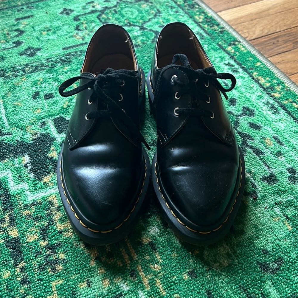 Dr. Martens Like New Leather Lace Up Oxfords w/ Almond Toe Shape